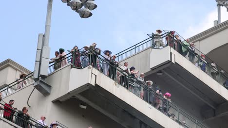 Aufnahmen-Von-Fans,-Die-Das-150.-Kentucky-Derby-Von-Den-Tribünen-In-Churchill-Downs-Aus-Verfolgen-Und-Die-Aufregung-Und-Lebhafte-Atmosphäre-Der-Veranstaltung-Einfangen