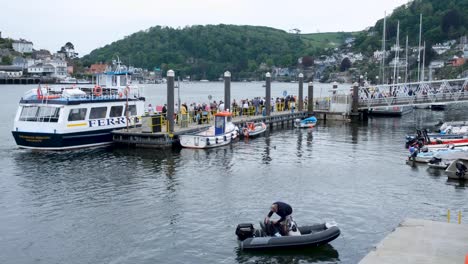 La-Gente-Desembarca-Del-Ferry-De-Pasajeros-River-Dart-Al-Popular-Destino-De-Vacaciones-Inglés-De-Dartmouth-En-Devon,-Inglaterra,-Reino-Unido