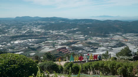 Vista-Del-Horizonte-Desde-El-Parque-De-Montaña-Langbiang-Sobre-Cautivadores-Paisajes-Vietnamitas,-Tierras-De-Cultivo-De-Invernadero-Y-Campos-Agrícolas