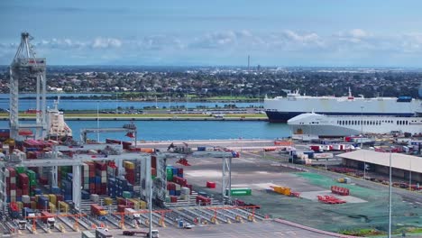 Nahaufnahme-Des-Containerterminalbetriebs-Am-Webb-Dock-Im-Hafen-Von-Melbourne,-Australien