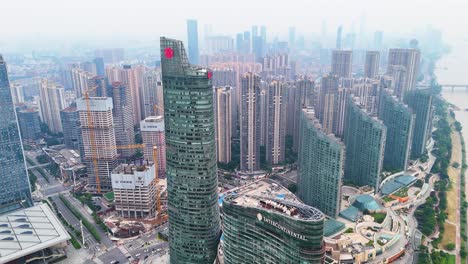 Torre-De-Oficinas-Del-Delta-De-Changsha-Xinhe-En-La-Provincia-De-Hunan-Con-El-Horizonte-En-Segundo-Plano