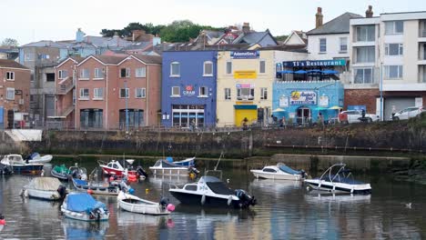 Puerto-De-Tor-Bay,-Cafés,-Restaurantes-Y-Casas-En-El-Popular-Destino-De-Vacaciones-Junto-Al-Mar-De-Torquay-En-Devon,-Inglaterra