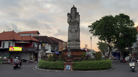 Ein-Zentraler-Kreisverkehr-Mit-Patung-Catur-Muka-Denkmal-In-Bali,-Indonesien