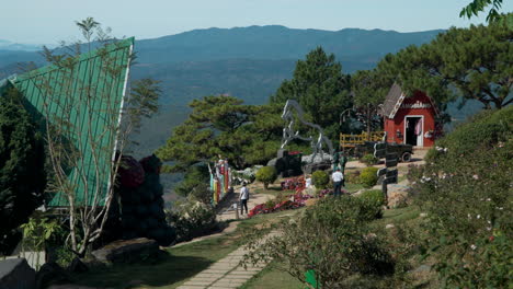 Touristen-Besuchen-Den-Aussichtspunkt-Langbiang-In-Dalat,-Vietnam