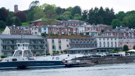 Houses,-apartments-and-accommodation-overlooking-the-River-Dart-with-passenger-car-ferry-in-Dartmouth,-Devon,-England-UK