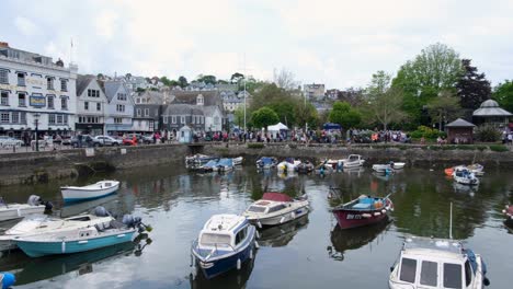 Malerische-Aussicht-Auf-Ein-Arbeitsreiches-Wochenende-Mit-Menschenmassen-In-Der-Stadt-Dartmouth,-Devon,-England,-Großbritannien