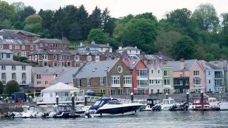 Colorful-houses,-hotels-and-restaurants-alongside-the-River-Dart-in-popular-English-holiday-destination-of-Dartmouth-in-Devon,-England-UK