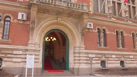 The-entrance-of-the-town-hall-in-Dunkerk,-France