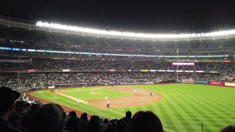 Flugball-Ins-Mittelfeld,-Der-Vom-Mittelfeldspieler-Kontrolliert-Wird-Und-Das-Zweite-Out-Beim-Comeback-Versuch-Der-New-York-Yankees-Gegen-Die-Miami-Marlins-Im-Yankee-Stadium-Markiert