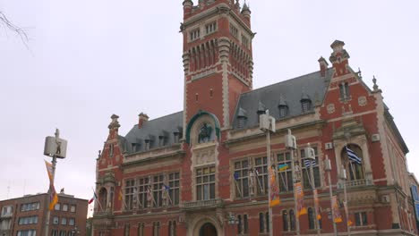 Panning-shot-of-city-hall-in-Dunkerque,-France