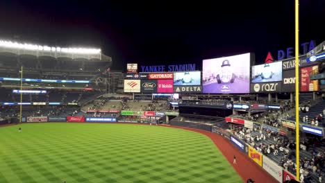 Das-Publikum-Verlässt-Die-Tribünen-Des-Yankee-Stadions-Nach-Der-Niederlage-Der-New-York-Yankees-Gegen-Die-Miami-Marlins