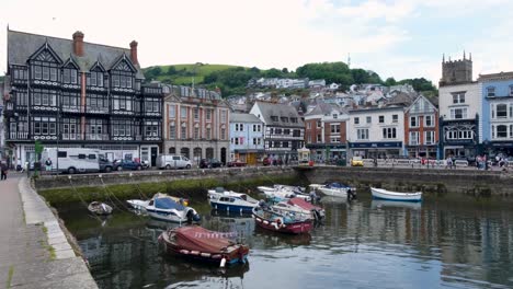 Vistas-Al-Puerto-De-Dartmouth,-Tiendas,-Restaurantes-Y-Casas-Con-Gente-Caminando-A-Lo-Largo-Del-Paseo-Marítimo-En-La-Ciudad-De-Dartmouth,-Devon,-Inglaterra,-Reino-Unido