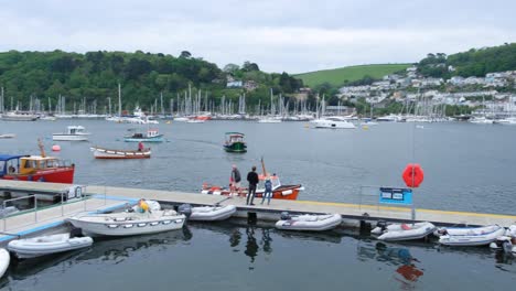 Vista-Panorámica-Del-Río-Dart-Con-Barcos-Y-Actividad-Diaria-En-Dartmouth,-Devon,-Inglaterra,-Reino-Unido.