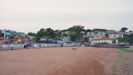 Babbacombe-beach,-traditional-beach-huts-and-waterpark-at-popular-seaside-holiday-destination-in-Devon,-England-UK