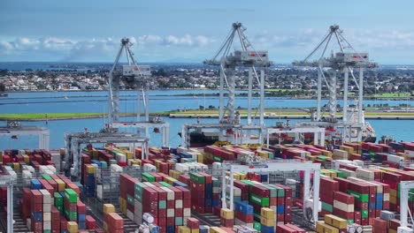 Camiones-Y-Grúas-Trabajando-Duro-En-Webb-Dock-En-Port-Melbourne,-Australia