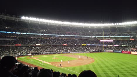 Lanzamiento-De-Strike-Que-Finaliza-La-Entrada,-Dejando-A-Dos-Yankees-En-Base,-Uno-De-Ellos-En-Posición-De-Anotar,-Contra-Los-Miami-Marlins-En-El-Yankee-Stadium