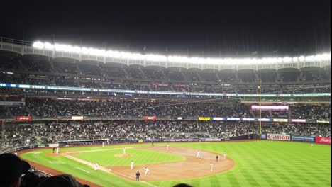 Strike-Pitch-Der-Miami-Marlins-Gegen-Die-New-York-Yankees-In-Den-Späten-Innings-Eines-Spiels-Der-Regulären-Saison-Im-Yankee-Stadium-In-Der-Bronx,-New-York