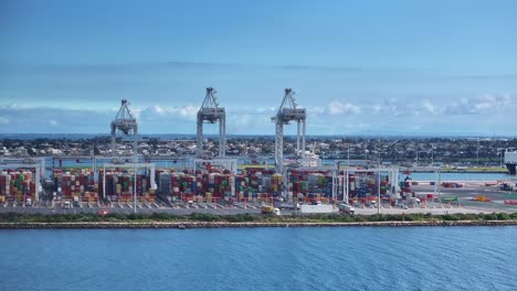 Webb-Dock-Im-Hafen-Von-Melbourne,-Belebter-Containerhafen-Mit-Kränen-Und-Lastwagen-Im-Einsatz