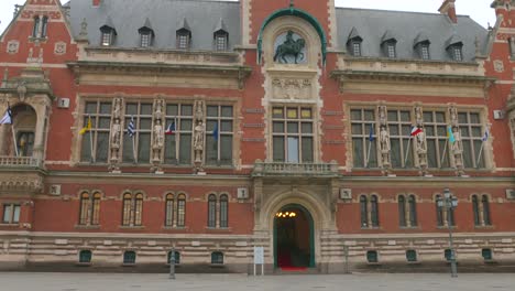 Historisches-Rathaus-Von-Dünkirchen-Mit-Fahnen-An-Einem-Bewölkten-Tag