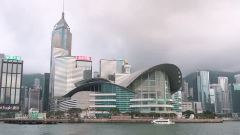 Con-El-Puerto-De-Victoria-Y-El-Horizonte-De-Hong-Kong-Como-Telón-De-Fondo,-El-Centro-De-Convenciones-Y-Exposiciones-De-Hong-Kong-Es-Uno-De-Los-Principales-Lugares-De-La-Ciudad-Para-Convenciones-Y-Exposiciones.