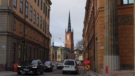 Calle-Que-Conduce-A-La-Antigua-Iglesia-De-Ridarholm-En-Estocolmo,-Suecia