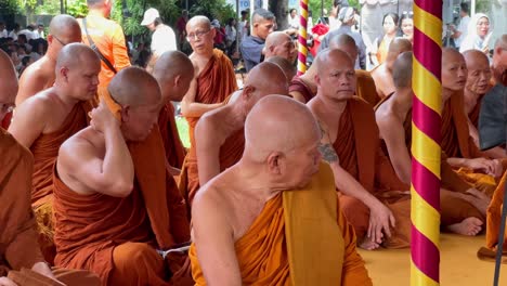 Bhikkhu-Se-Reúnen-Para-Celebrar-El-Día-De-Vesak