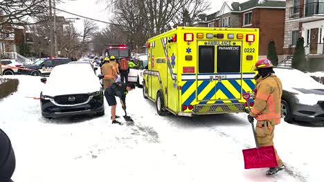 Feuerwehr-Räumt-Die-Straße-Vom-Schnee,-Damit-Der-Rettungswagen-Bei-Einem-Unfall-Helfen-Kann