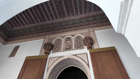 Entrada-Al-Riad-Medresa-Ben-Youssef,-Ocupada-Con-Turistas,-Marrakech,-Marruecos