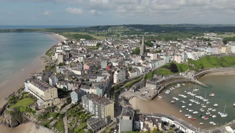 Eine-Luftaufnahme-Der-Walisischen-Hafenstadt-Tenby-In-Pembrokeshire,-Südwales,-An-Einem-Sonnigen-Sommermorgen