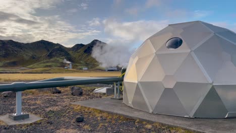 Cúpula-Industrial-Utilizada-Para-Almacenamiento-De-CO2-En-Un-Paisaje-Volcánico-En-Islandia