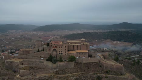 Histórico-Castillo-De-Cardona-Con-Vistas-A-Un-Pintoresco-Pueblo-Con-Montañas-Al-Fondo