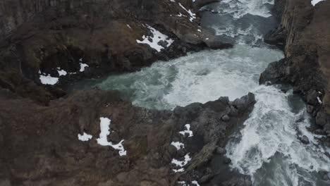 Encima-De-Las-Cascadas-De-Aldeyjarfoss-Sobre-Las-Tierras-Altas-De-Islandia