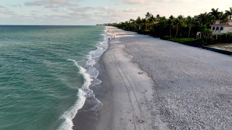 Empuje-Aéreo-Sobre-La-Playa-En-Nápoles,-Florida