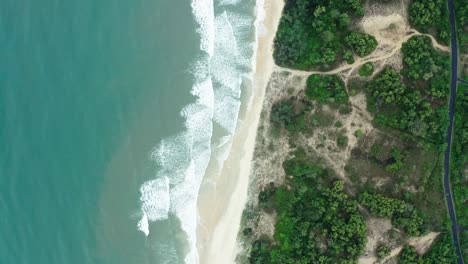 Olas-Que-Llegan-A-La-Orilla-De-La-Playa-Sudafricana