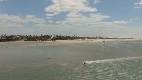 Un-Kitesurfista-Montando-En-Una-Laguna-Durante-La-Marea-Baja