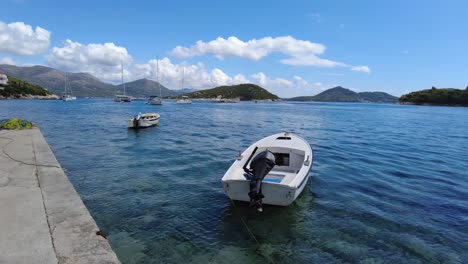 Kleines-Boot,-Das-An-Einem-Sonnigen-Tag-An-Einem-Malerischen-Pier-Auf-Den-Elafiti-Inseln,-Kroatien,-Vor-Anker-Liegt