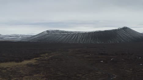 Elevándose-Sobre-El-Volcán-De-Toba-De-Hverfjall-Cerca-De-Myvatn-En-El-Norte-De-Islandia