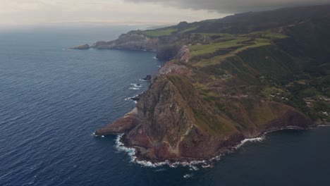 Aerial-wide-shot-of-a-rocky-peninsula-on-the-coast-of-Maui-Hawaii