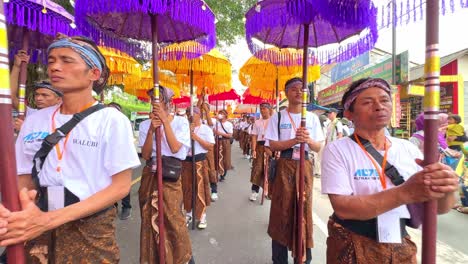 Cámara-Moviéndose-En-La-Fila-Central-De-Pueblos-En-El-Desfile-De-Celebración-De-Vesak