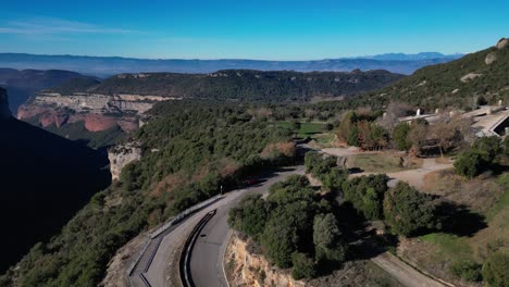 Camino-Sinuoso-A-Través-De-Exuberantes-Colinas-Verdes-Y-Acantilados-En-La-Región-De-Tavertet-De-Barcelona