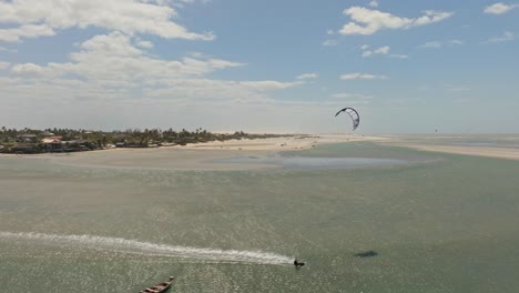 Kitesurfista-Saltando-En-La-Laguna-Frente-A-Tatajuba,-Brasil