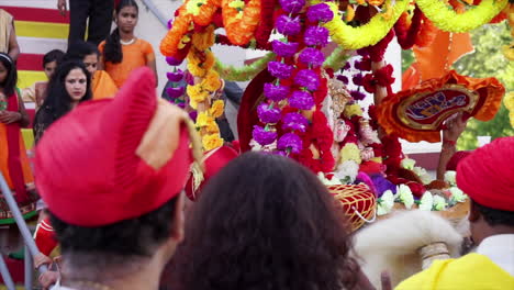 Los-Celebrantes-Hindúes-Llevan-Ganesh-Murti-Durante-La-Procesión.