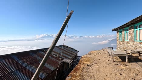 Increíble-Panorama-Montañoso-De-La-Cordillera-Nevada-De-Ganesh-Himaly-Con-Una-Cabaña-En-Primer-Plano