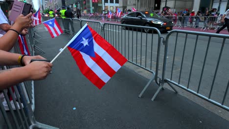 Eine-Aufnahme-Vom-Boden-Aus-Vom-Beginn-Der-Puerto-Rican-Day-Parade-Auf-Der-Fifth-Avenue-In-New-York-City