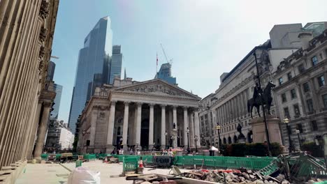 Vista-Del-Royal-Exchange,-El-Banco-De-Inglaterra-Y-El-Monumento-A-Los-Caídos-En-La-Guerra-De-Las-Tropas-De-Londres-En-Inglaterra-Con-Obras-En-La-Carretera-En-Frente-En-Una-Mañana-Soleada