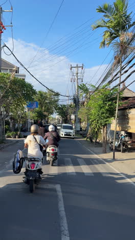 Vertikale-Aufnahme-Der-Hauptstraße-Von-Batu-Bolong-Beach,-Canggu:-Ein-Tourismus-Hotspot