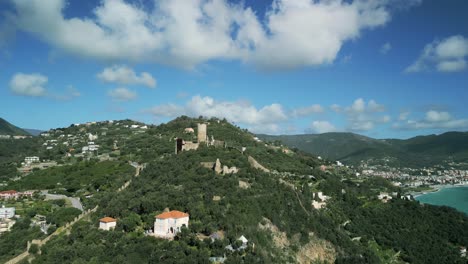 Antena-Panorámica-De-Finale-Ligure,-Un-Pintoresco-Pueblo-Italiano-En-La-Riviera.