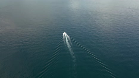 Dem-Boot-Folgen,-Während-Die-Drohne-In-Der-Luft-Ist_05