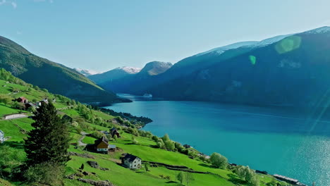 Vista-Panorámica-De-Todo-El-Fiordo-Aurlandfjord-Noruego-Con-Montañas-Cubiertas-De-Nieve.