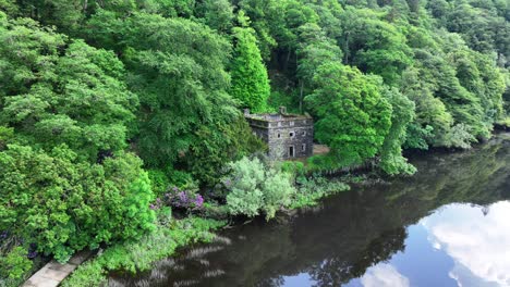 Lugares-épicos-De-Irlanda-Junto-Al-Río-Blackwater-En-Waterford,-Antiguos-Edificios-De-Piedra-Rodeados-De-árboles-Verdes-Y-Un-Crecimiento-Exuberante